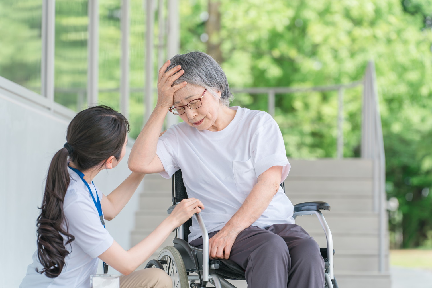 頭を抱える女性と心配する女性