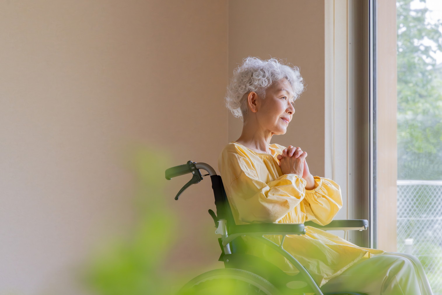 窓際でリラックスする女性の様子
