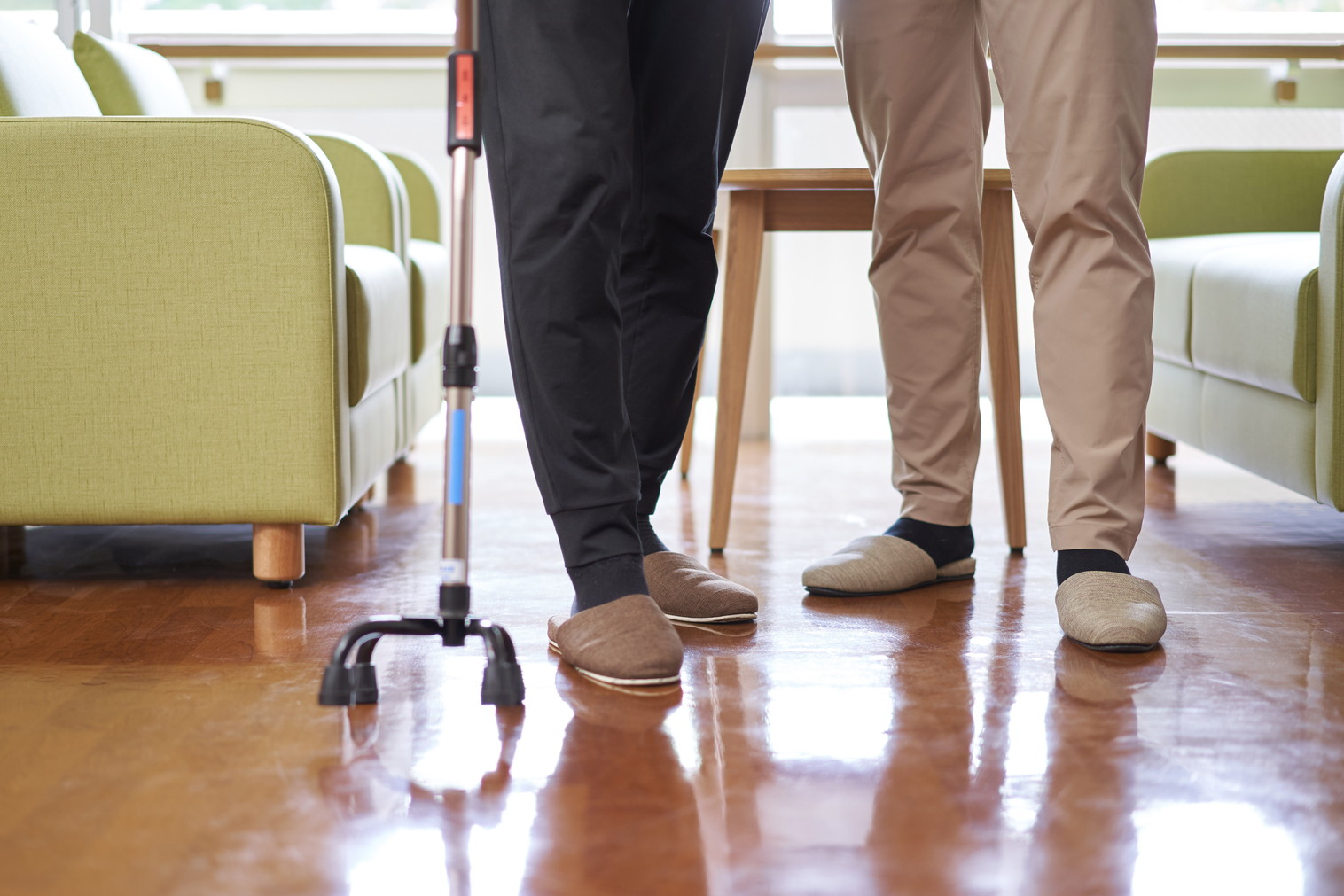 杖をついて歩く足元の写真