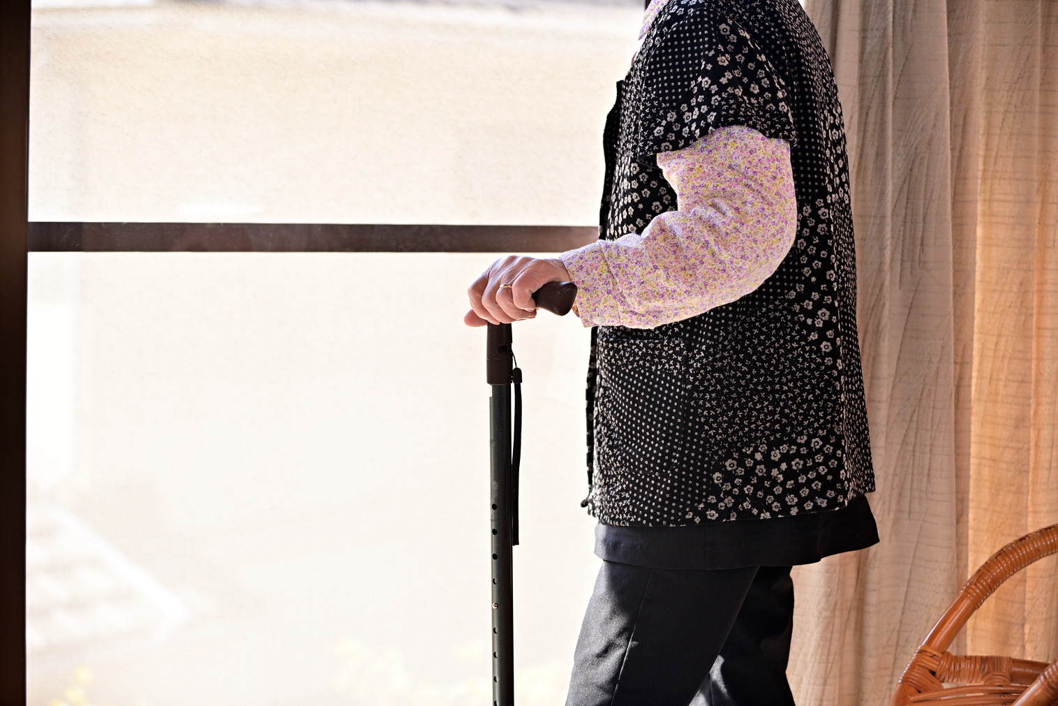 杖をつく人の写真