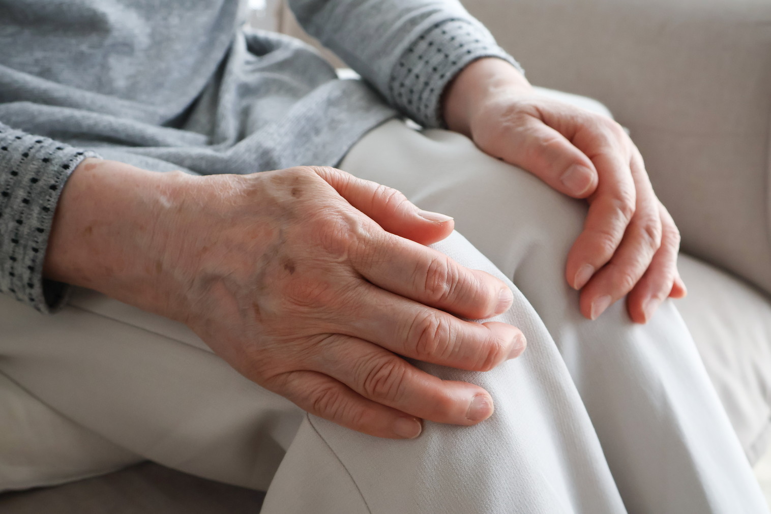 膝を抱える高齢者の写真