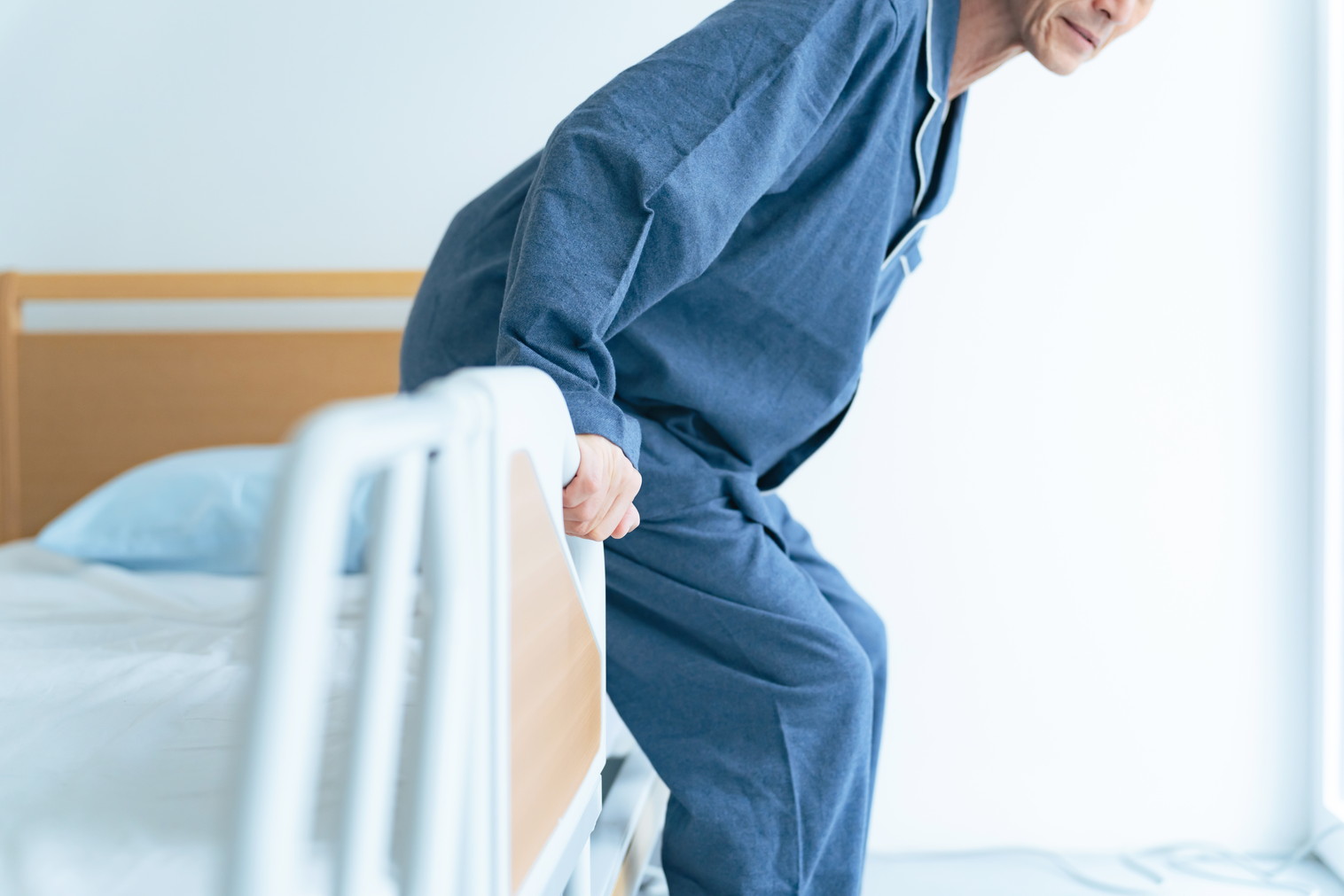 ベッドから立ち上がろうとする高齢者の様子