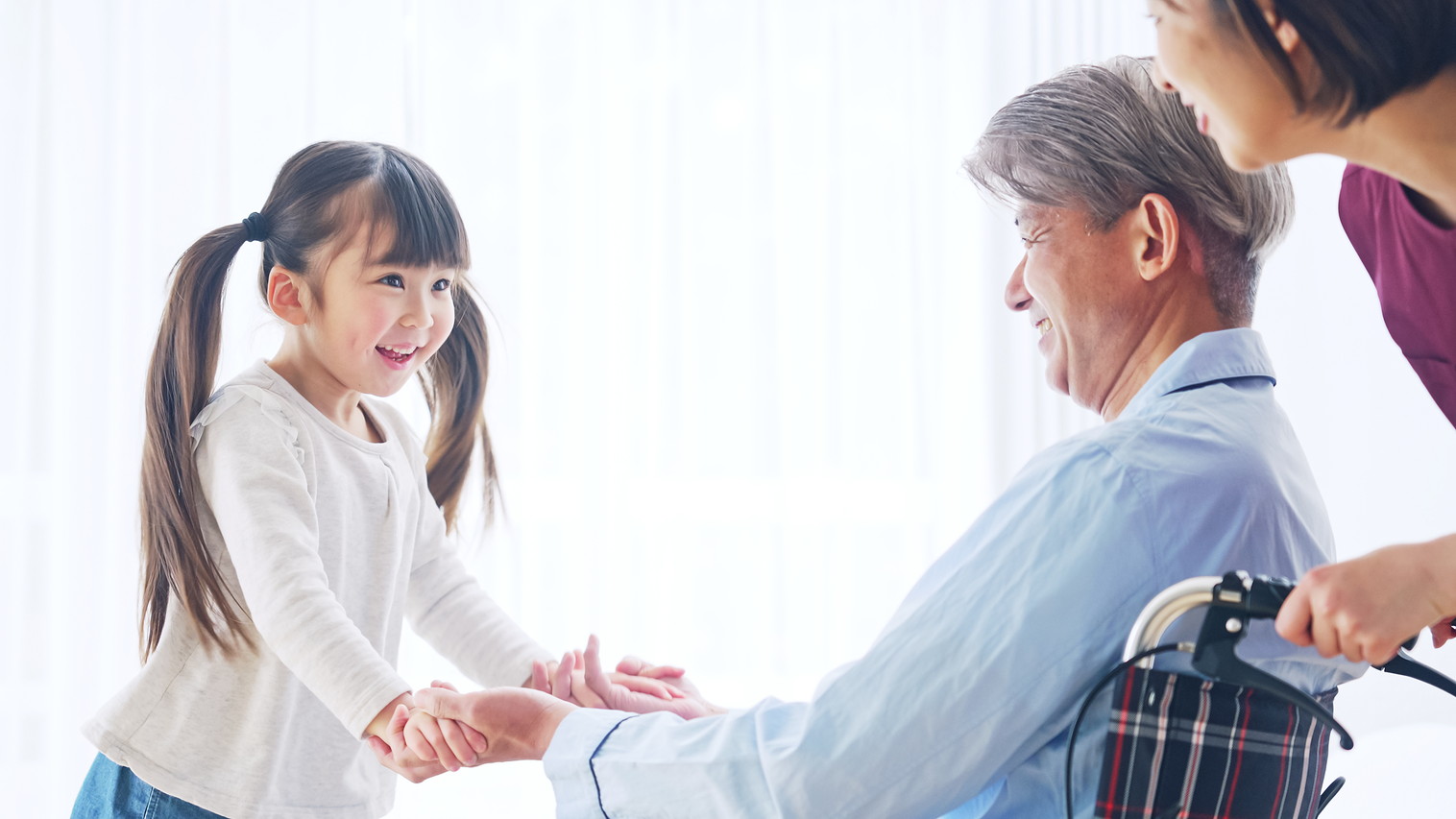 笑顔で高齢者を支える家族の様子